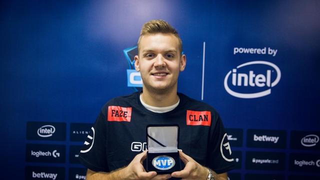 LPL夏季赛W8D1：新人打野XBY交手Xiaohao，Ucal对线Cryin