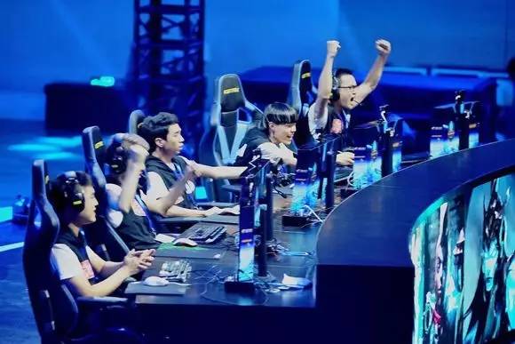 LOL中国服务器将于7号进行不停机更新：线路变更检测时间缩短；Zoe的bug已修复